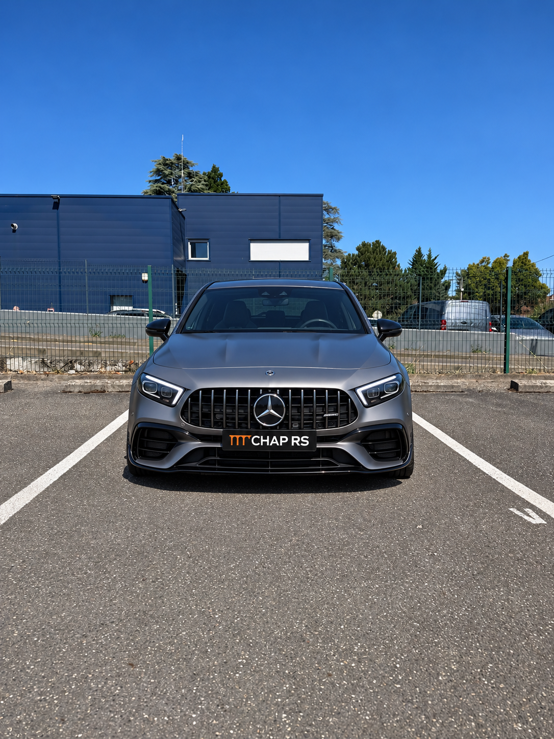 Mercedes-AMG A45 S gris mat, vue de face, plaque CHAP RS