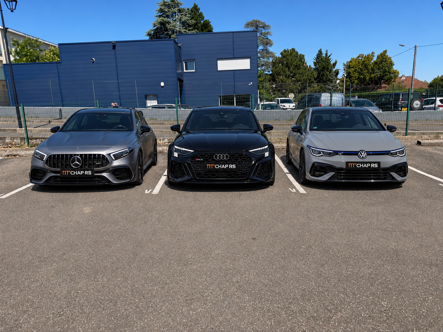 Mercedes-AMG A45 S gris mat, Audi RS3 noire et Volkswagen Golf 8 R gris Nardo avec plaques CHAP RS