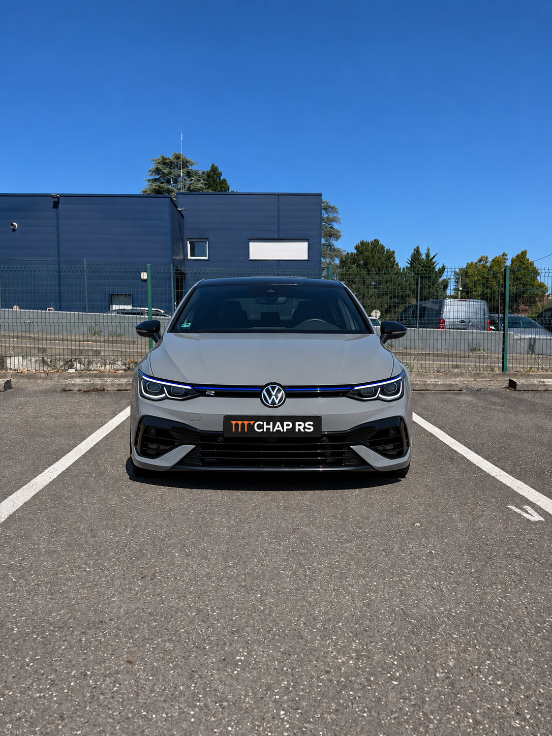 Volkswagen Golf 8 R gris Nardo, vue de face, plaque CHAP RS